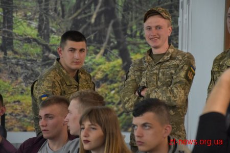 Волонтер Христина Панасюк заспівала для учасників АТО/ООС Житомирщини у Домі Ветерана