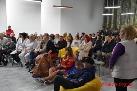 Волонтер Христина Панасюк заспівала для учасників АТО/ООС Житомирщини у Домі Ветерана