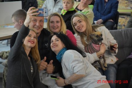 Волонтер Христина Панасюк заспівала для учасників АТО/ООС Житомирщини у Домі Ветерана