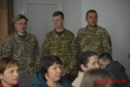 Волонтер Христина Панасюк заспівала для учасників АТО/ООС Житомирщини у Домі Ветерана