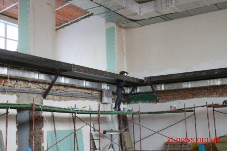 У спорткомплексі «Динамо» продовжують ремонт усередині приміщення