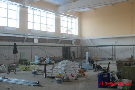 У спорткомплексі «Динамо» продовжують ремонт усередині приміщення