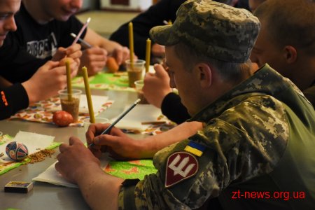 У Житомирі для військових у шпиталі провели майстер-клас з розпису писанки