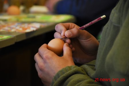 У Житомирі для військових у шпиталі провели майстер-клас з розпису писанки