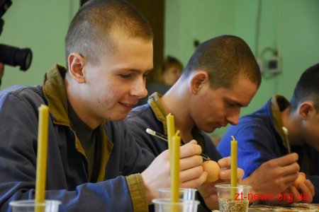 У Житомирі для військових у шпиталі провели майстер-клас з розпису писанки