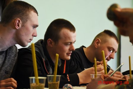 У Житомирі для військових у шпиталі провели майстер-клас з розпису писанки