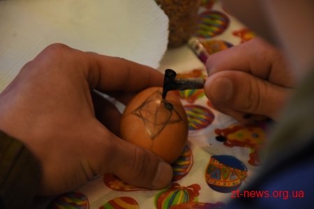 У Житомирі для військових у шпиталі провели майстер-клас з розпису писанки