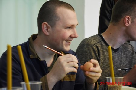 У Житомирі для військових у шпиталі провели майстер-клас з розпису писанки