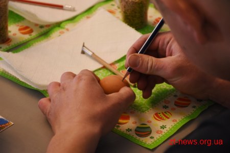 У Житомирі для військових у шпиталі провели майстер-клас з розпису писанки