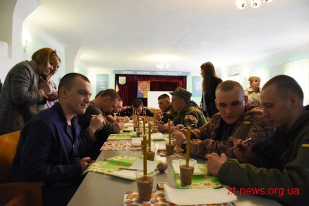 У Житомирі для військових у шпиталі провели майстер-клас з розпису писанки