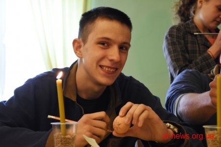 У Житомирі для військових у шпиталі провели майстер-клас з розпису писанки