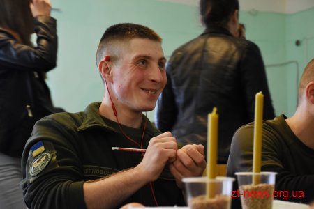 У Житомирі для військових у шпиталі провели майстер-клас з розпису писанки