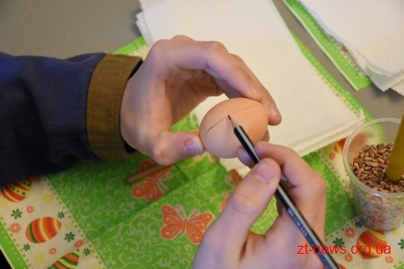 У Житомирі для військових у шпиталі провели майстер-клас з розпису писанки