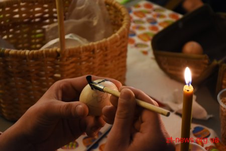 У Житомирі для військових у шпиталі провели майстер-клас з розпису писанки