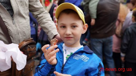 У Житомирі розбили шоколадну писанку вагою 100 кг
