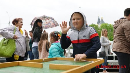 У Житомирі розбили шоколадну писанку вагою 100 кг