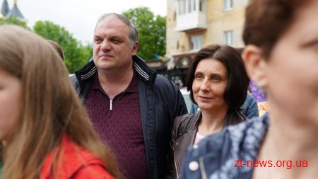 У Житомирі розбили шоколадну писанку вагою 100 кг