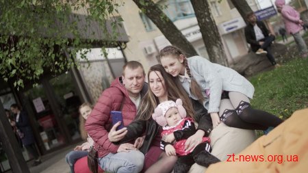 У Житомирі розбили шоколадну писанку вагою 100 кг