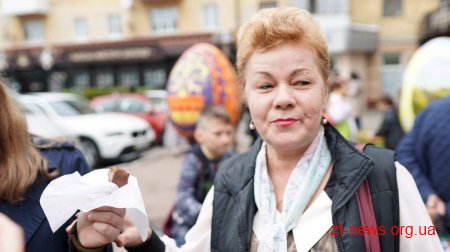 У Житомирі розбили шоколадну писанку вагою 100 кг