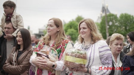 У Житомирі розбили шоколадну писанку вагою 100 кг