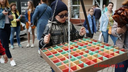 У Житомирі розбили шоколадну писанку вагою 100 кг