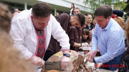 У Житомирі розбили шоколадну писанку вагою 100 кг