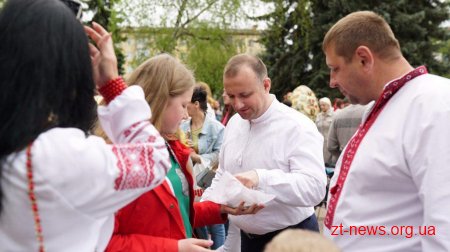 У Житомирі розбили шоколадну писанку вагою 100 кг