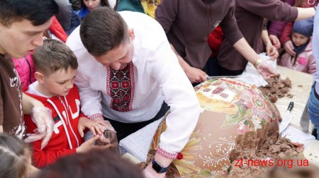У Житомирі розбили шоколадну писанку вагою 100 кг
