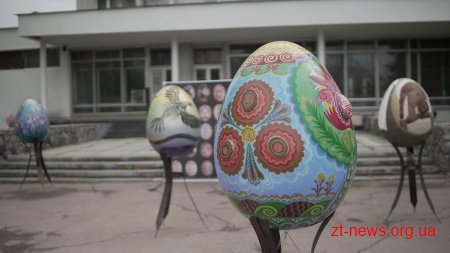 У Житомирі розбили шоколадну писанку вагою 100 кг