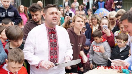 У Житомирі розбили шоколадну писанку вагою 100 кг