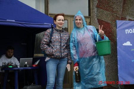 Не дивлячись на дощ у Житомирі відбулося традиційне обливання водою