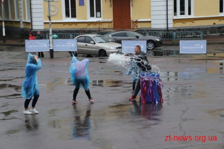 Не дивлячись на дощ у Житомирі відбулося традиційне обливання водою