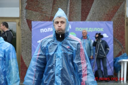 Не дивлячись на дощ у Житомирі відбулося традиційне обливання водою