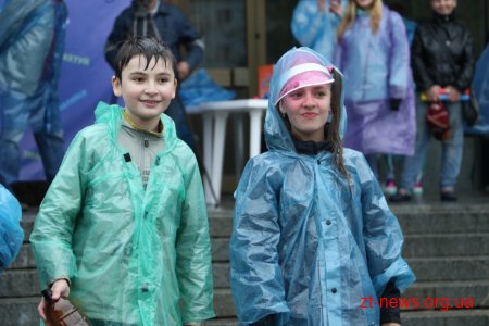 Не дивлячись на дощ у Житомирі відбулося традиційне обливання водою