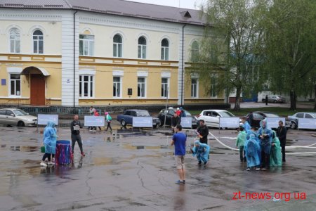 Не дивлячись на дощ у Житомирі відбулося традиційне обливання водою
