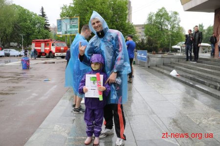 Не дивлячись на дощ у Житомирі відбулося традиційне обливання водою