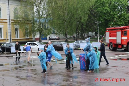 Не дивлячись на дощ у Житомирі відбулося традиційне обливання водою
