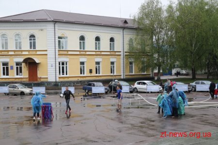 Не дивлячись на дощ у Житомирі відбулося традиційне обливання водою