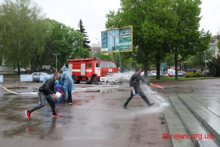 Не дивлячись на дощ у Житомирі відбулося традиційне обливання водою