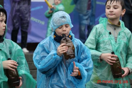 Не дивлячись на дощ у Житомирі відбулося традиційне обливання водою