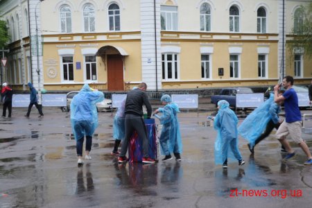 Не дивлячись на дощ у Житомирі відбулося традиційне обливання водою