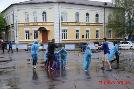 Не дивлячись на дощ у Житомирі відбулося традиційне обливання водою