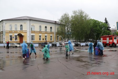 Не дивлячись на дощ у Житомирі відбулося традиційне обливання водою