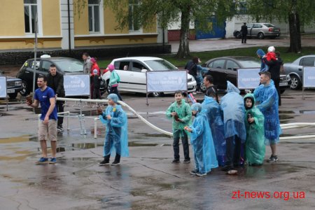 Не дивлячись на дощ у Житомирі відбулося традиційне обливання водою