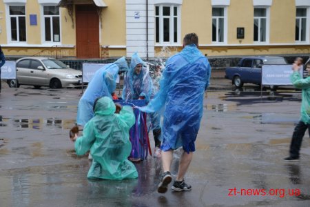 Не дивлячись на дощ у Житомирі відбулося традиційне обливання водою
