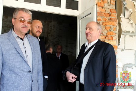 Володимир Ширма в обласному онкологічному диспансері та обласній лікарні оглянув хід ремонтних робіт