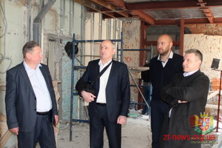 Володимир Ширма в обласному онкологічному диспансері та обласній лікарні оглянув хід ремонтних робіт