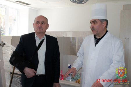 Володимир Ширма в обласному онкологічному диспансері та обласній лікарні оглянув хід ремонтних робіт