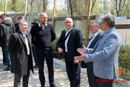 Володимир Ширма в обласному онкологічному диспансері та обласній лікарні оглянув хід ремонтних робіт