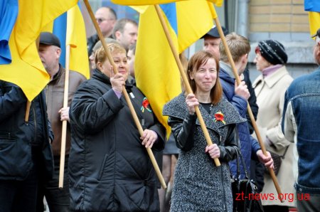 У День перемоги житомиряни пройшлися ходою та поклали квіти до Монументу Слави